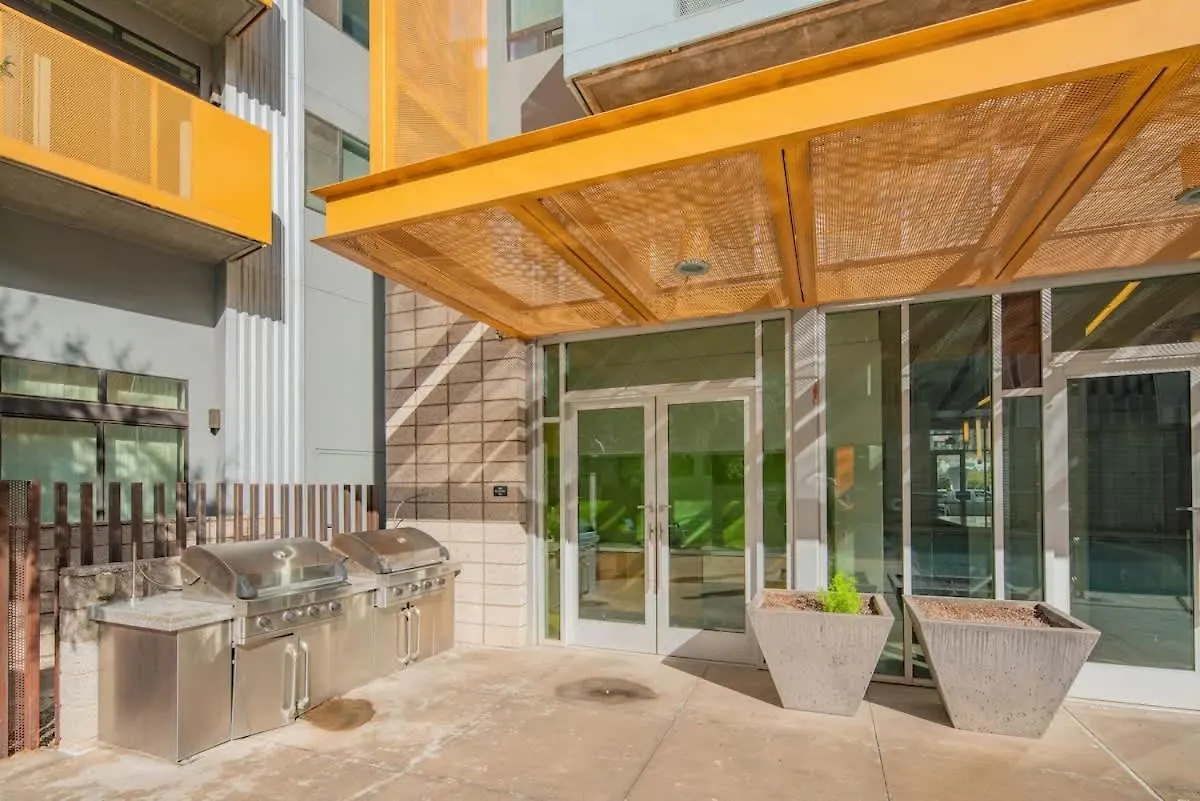 Stunning 2Bd - Central Dt- Gym, Pool, Parking Sleep8 Phoenix 0*,  United States