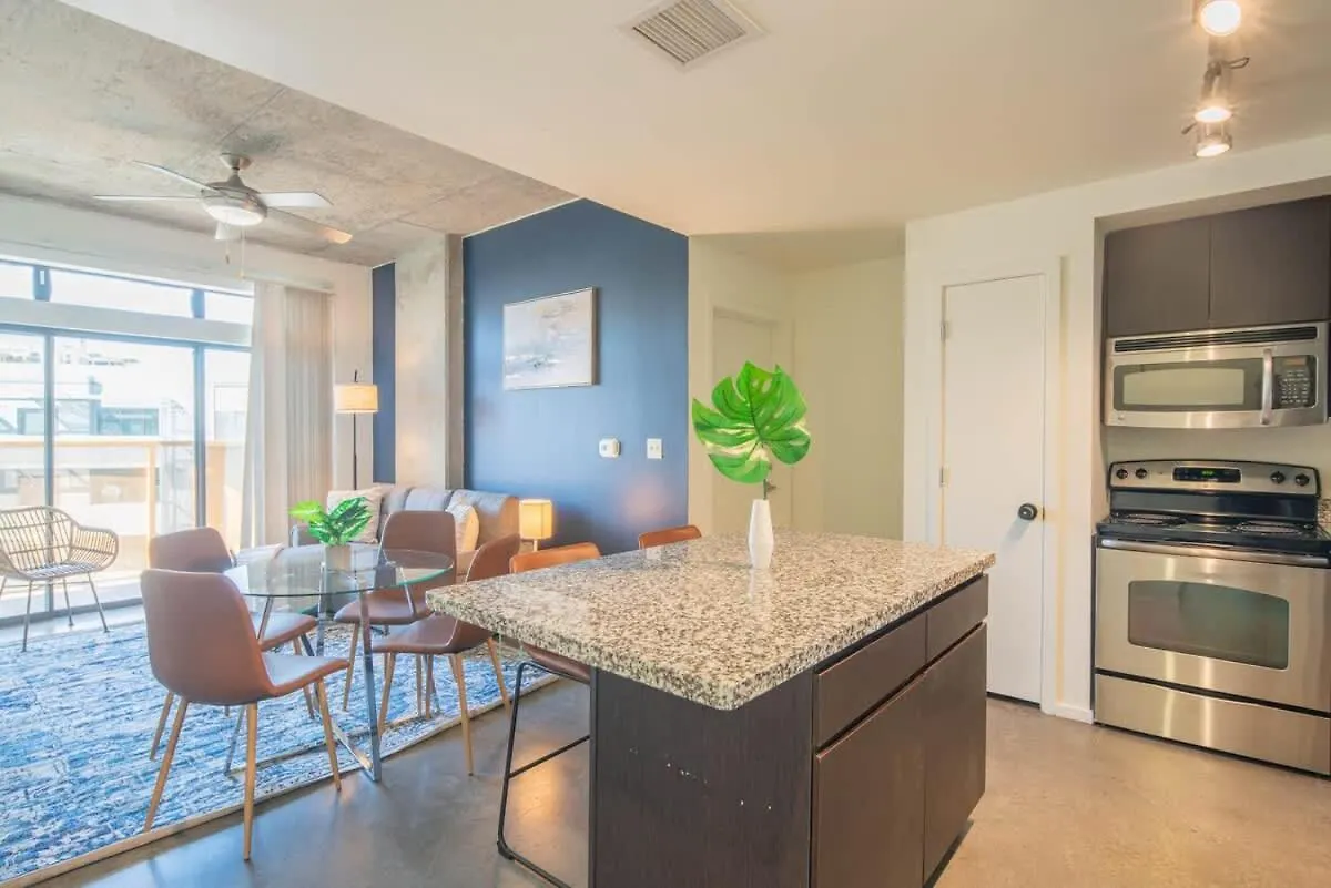 Stunning 2Bd - Central Dt- Gym, Pool, Parking Sleep8 Phoenix 0*,  United States